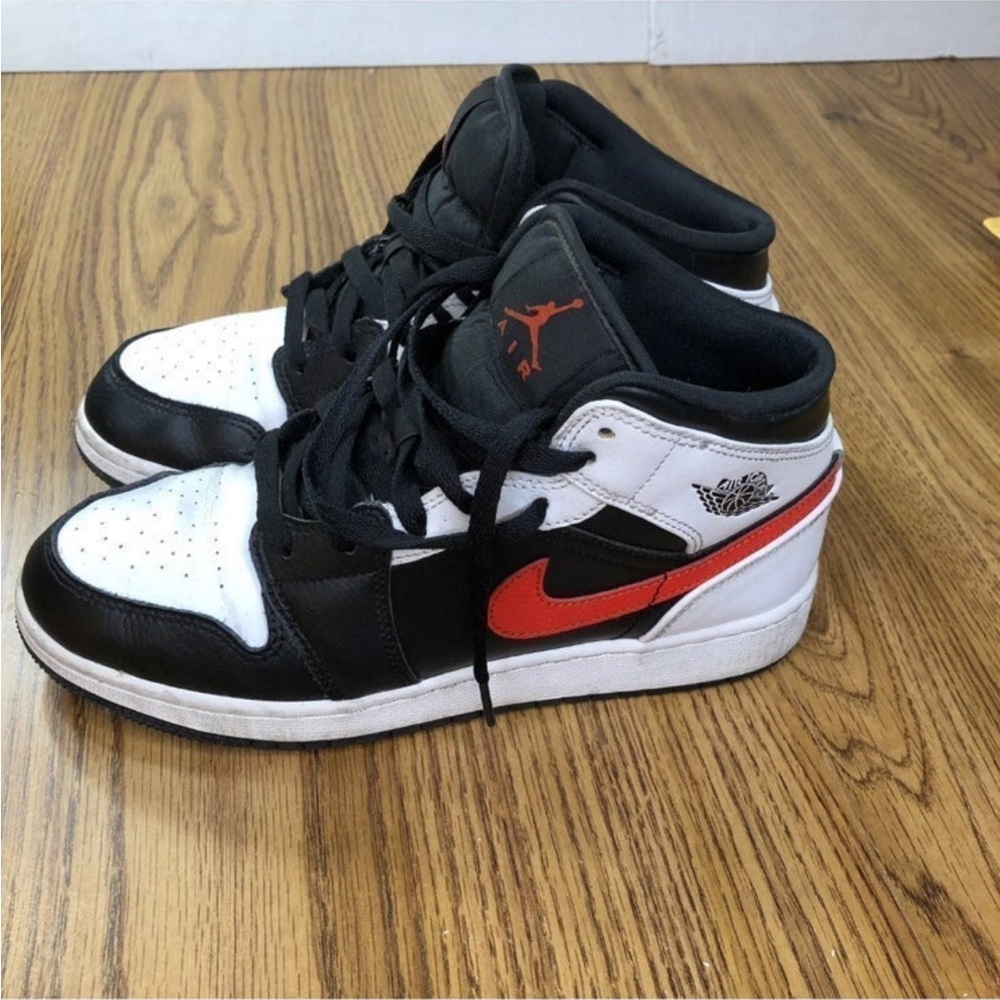 Jordan 1 retro mid chile red 6Y 7.5 womens
